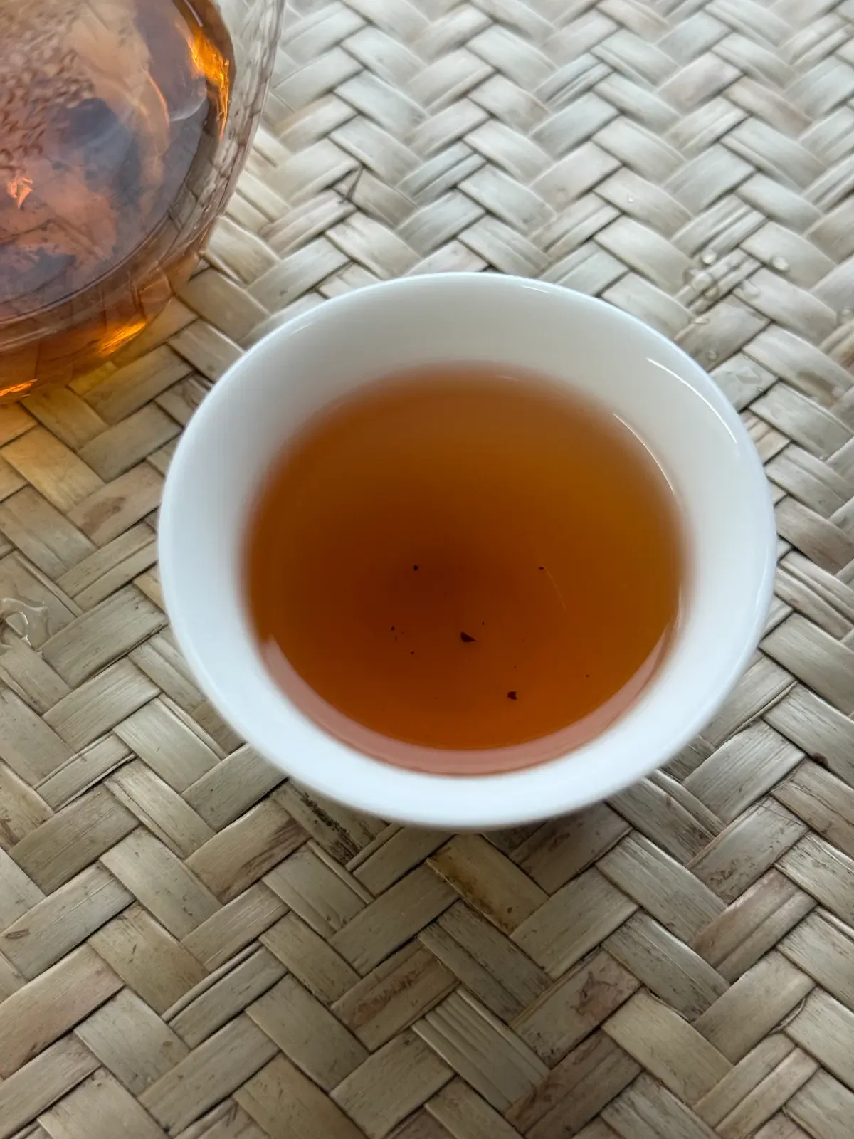 Early steep liquor — dark amber-brown, noticeably deeper than Kunming-stored Yiwu