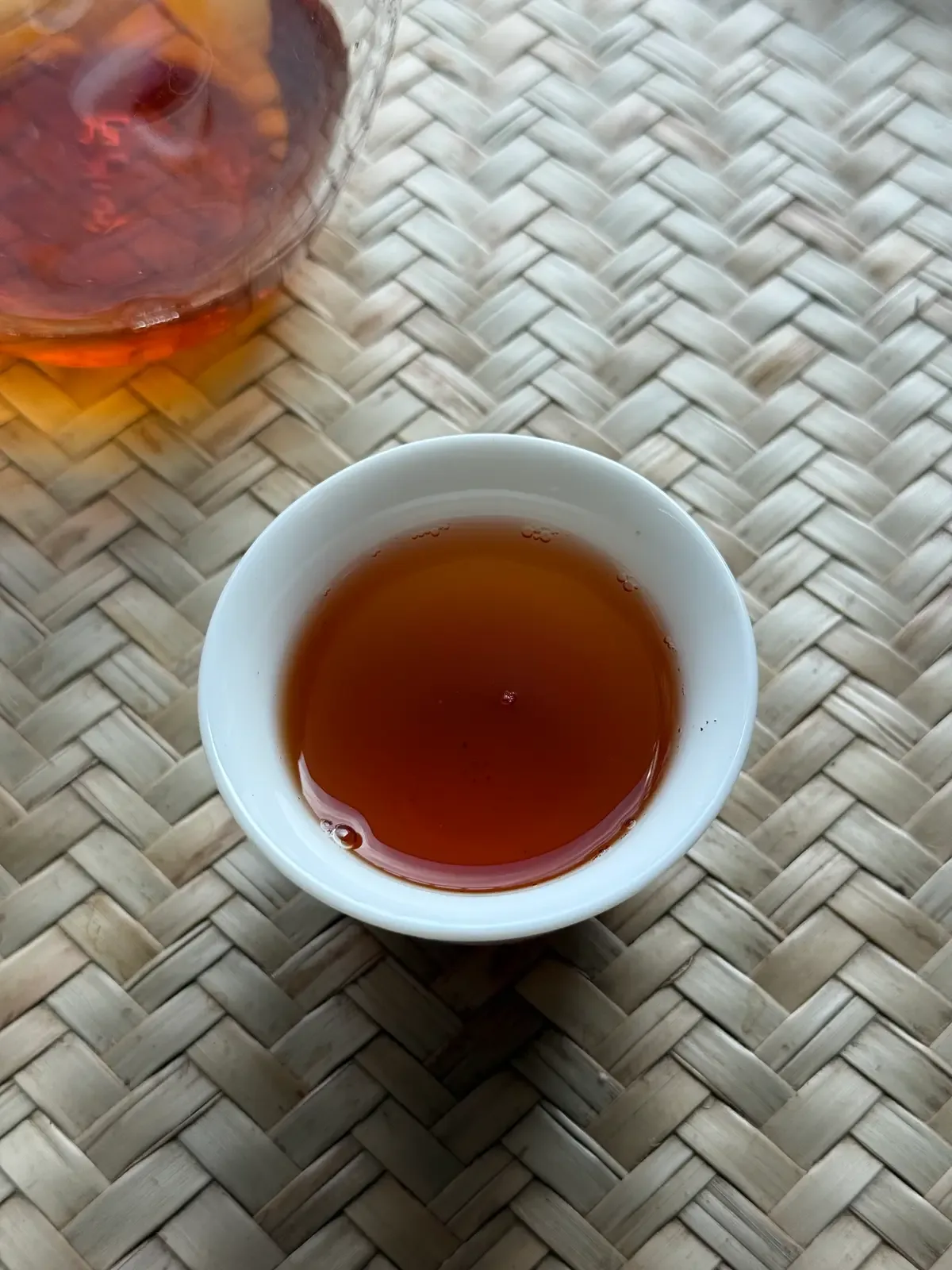 Late steep liquor — the caramel-jujube sweetness arriving after thirteen steeps